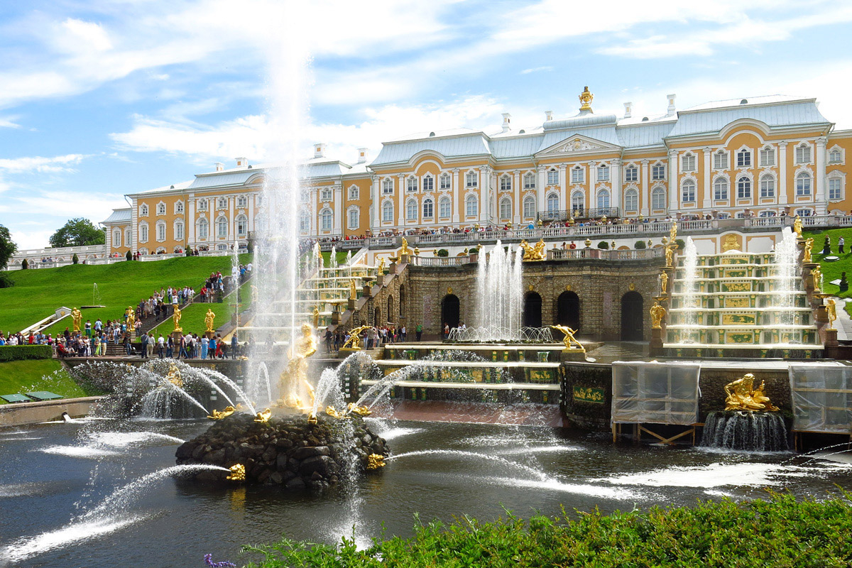 Достопримечательности города санкт петербург. Петродворец в Петергофе. Питер экскурсия в Петергоф. Дворец с фонтанами в Санкт-Петербурге. Большой дворец парк Петергоф фонтаны.